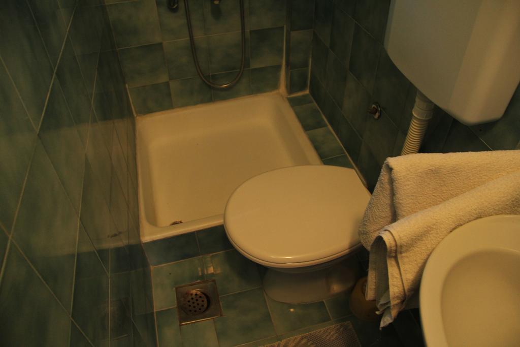 Novalja Guesthouse Economy Rooms Bagian luar foto